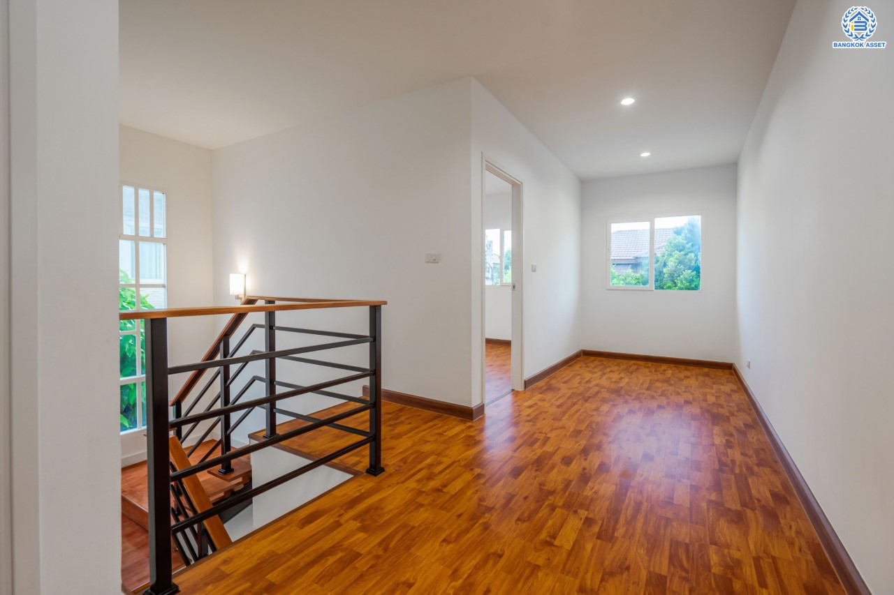 บ้านมือสองตกแต่งใหม่ ม.เดอะแพลนท์ วัชรพล หลังมุม เนื้อที่ 54 ตร.ว. ฟังก์ชัน 3 ห้องนอน 3 ห้องน้ำ จอดรถได้ 2 คัน Facilities ครบครัน บนทำเลเชื่อมต่อหลายเส้นทาง ถ.รามอินทรา ถ.สายไหม และ ถ.พหลโยธิน ใกล้สนามบินดอนเมือง ทางด่วน "รามอินทรา" และรถไฟฟ้าสายสีเขียว "สถานีคูคต"